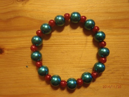Armband gjort helt i glaspärler , pris: 50:-