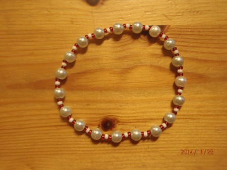 Armband gjort i glaspärler , pris: 30:-