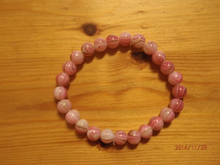 Armband gjort enbart i glaspärler , elastisk tråd (inget lås) , pris: 50:- 