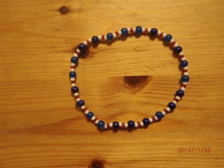 Armband gjort helt i glaspärler , normal storlek , pris: 30:-