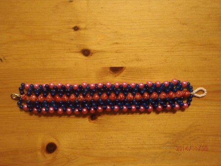 Armband gjort helt i glaspärler , spänne i båda ändar , normal storlek , pris: 150:-