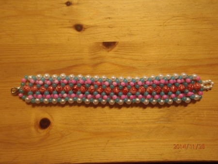 Armband gjort helt i glaspärler , normal storlek , lås i båda ändar , pris: 150:-