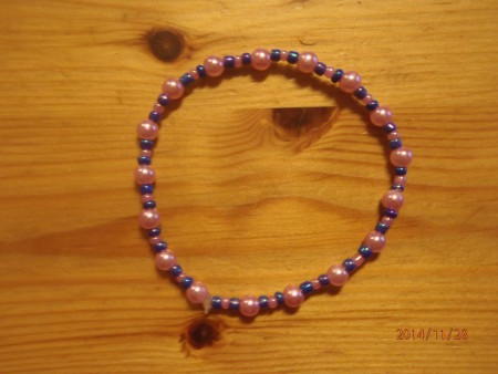 Armband , elastisk tråd , normal storlek , glaspärler , pris: 30:-