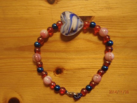 Armband gjort helt i glas , normal storlek , pris: 150:- 