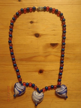 Halsband gjort enbart i glaspärler , pris: 170:-